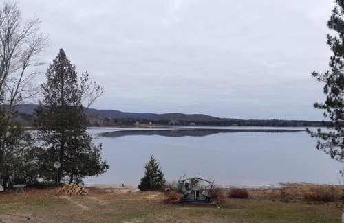 Notre-Dame-de-Pontmain Cottage | Serene waterfront 4 bdrm/2 bath cottage with wifi/hot tub/deck/bbq/firepit/dock