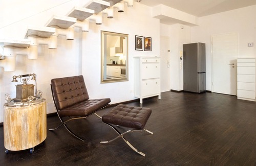 Innere Stadt Apartment | Serene City Center Oasis | Lux Design, ♛Royal Beds