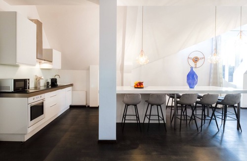 Innere Stadt Apartment | Serene City Center Oasis | Lux Design, ♛Royal Beds