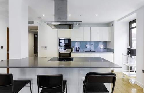 Vincent Square Apartment | Serene Cityscape: 2BR Luxury Westminster Apartment
