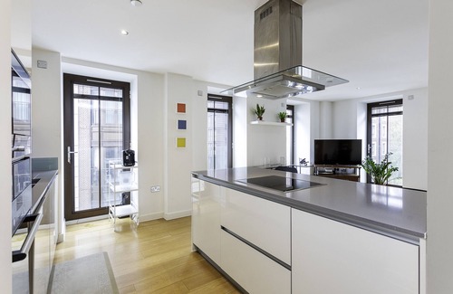 Vincent Square Apartment | Serene Cityscape: 2BR Luxury Westminster Apartment