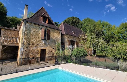 Le Buisson-de-Cadouin House | Serene country property with two houses, large pool & terrace with stunning view