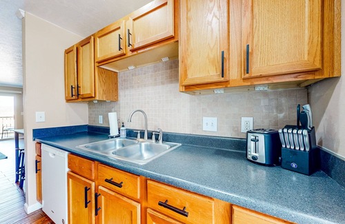 Branson Condo | Serene condo with furnished balcony, outdoor pool, washer/dryer, central AC