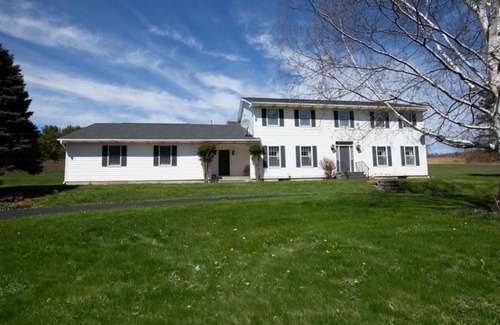 Oneonta House | Serene Cozy Vacation House with indoor heating pool
