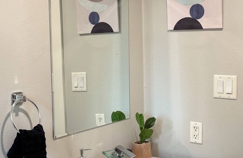 Old East Dallas Apartment | Serene Dallas Hideout - Walk to Greenville & Knox