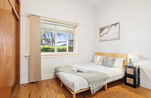 Sydney House | Serene Double Room - Cozy hideaway in South Hurstville - Shared Bathroom
