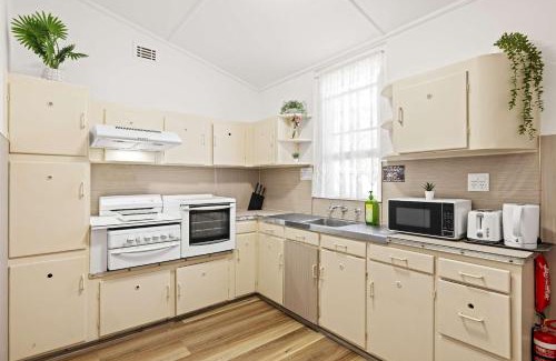 Sydney House | Serene Double Room - Cozy hideaway in South Hurstville - Shared Bathroom