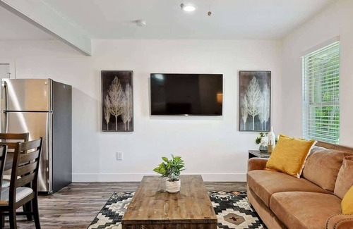South Arlington House | Serene Escape - Peaceful 3-BD Retreat with Yard