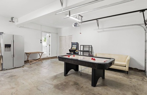 Raleigh House | Serene Family Retreat in Midtown Raleigh. Centrally located. Fenced backyard