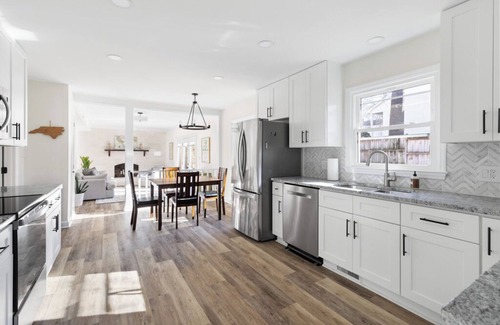 Raleigh House | Serene Family Retreat in Midtown Raleigh. Centrally located. Fenced backyard