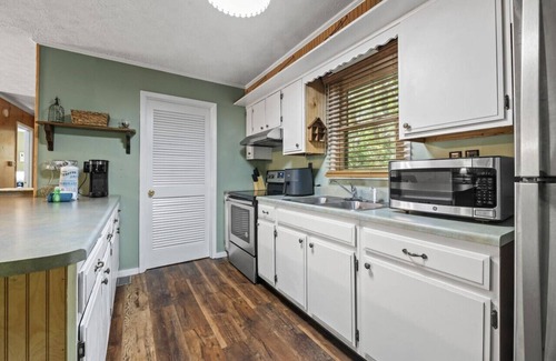 Gatlinburg - Pigeon Forge Cabin | Serene Forest View- Hot Tub- Fenced Yard for Pets