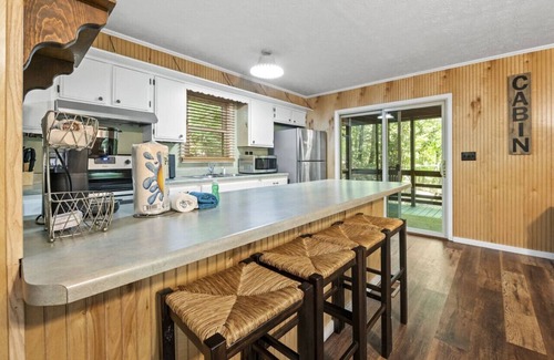 Gatlinburg - Pigeon Forge Cabin | Serene Forest View- Hot Tub- Fenced Yard for Pets