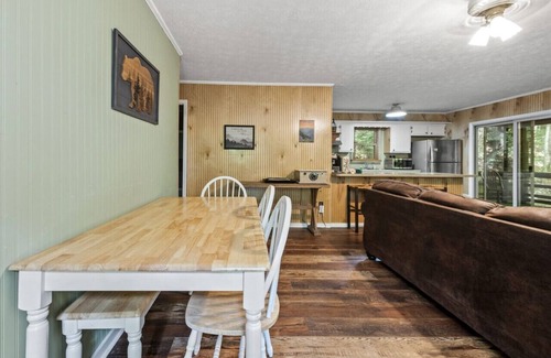 Gatlinburg - Pigeon Forge Cabin | Serene Forest View- Hot Tub- Fenced Yard for Pets
