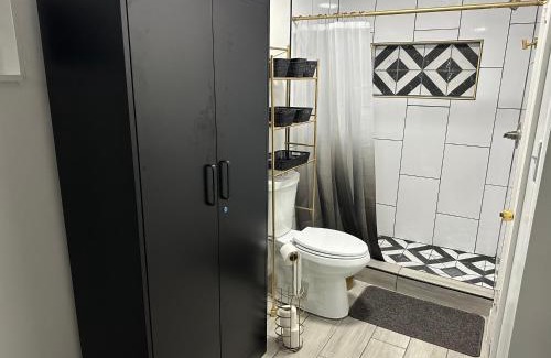 Tamiami House | Serene Full Bed with 50 Inch Smart TV, Netflix, AirPlay, Mini-Fridge, and 500 Mbps WiFi near FIU, Dolphin Mall, Airport