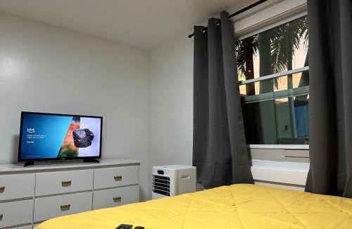 Tamiami House | Serene Full Bed with 50 Inch Smart TV, Netflix, AirPlay, Mini-Fridge, and 500 Mbps WiFi near FIU, Dolphin Mall, Airport