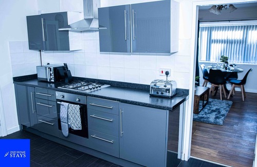 Walsall House | "Serene Garden Haven: Your West Midlands Retreat at 2ndHomeStays-Walsall!"