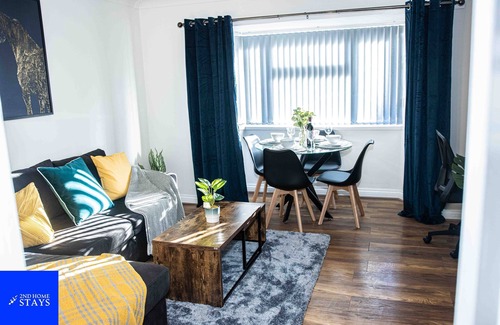 Walsall House | "Serene Garden Haven: Your West Midlands Retreat at 2ndHomeStays-Walsall!"