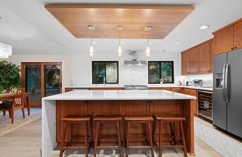 Lake Grove House | Serene Garden Home Center of lake oswego 4 bedrooms, 3 full bath,