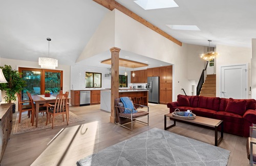 Lake Grove House | Serene Garden Home Center of lake oswego 4 bedrooms, 3 full bath,