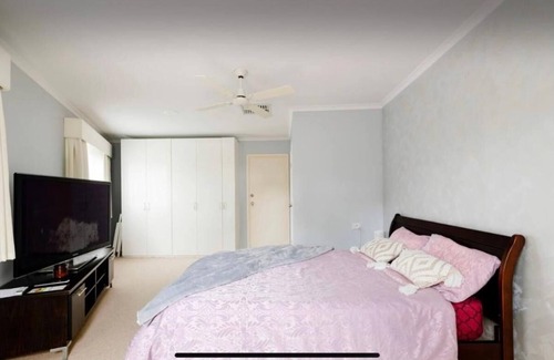 Gladstone Park House | Serene Guest Room in Gladstone Park with Private Entrance