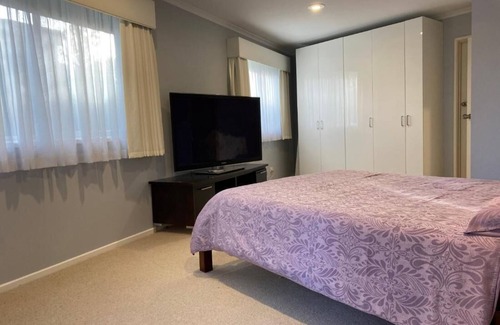 Gladstone Park House | Serene Guest Room in Gladstone Park with Private Entrance