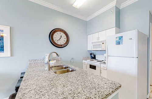 Gulf Shores Condo | Serene Gulf-front condo with pool, hot tub, sauna, washer/dryer, & central AC