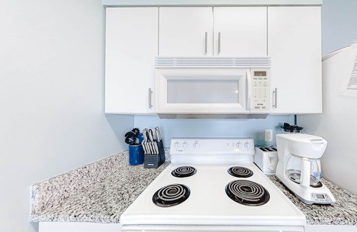 Gulf Shores Condo | Serene Gulf-front condo with pool, hot tub, sauna, washer/dryer, & central AC