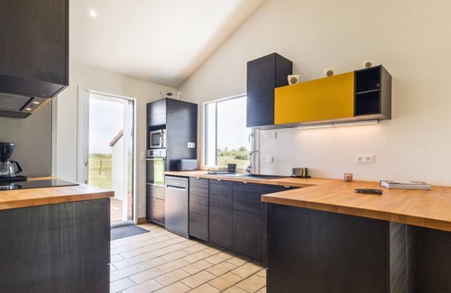 Les Moutiers-en-Retz Cottage | Serene Home Near Natural Beach, Terraces, Garden, and Modern Amenities