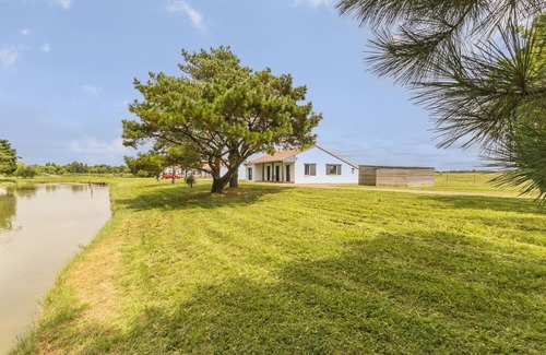 Les Moutiers-en-Retz Cottage | Serene Home Near Natural Beach, Terraces, Garden, and Modern Amenities