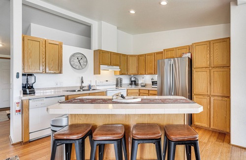 Klamath County House | Serene Home w/On-Site Pond & Decks in Chiloquin!