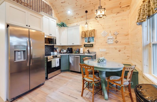 Williamstown Cabin | Serene Kentucky Cabin w/Fireplace + Fire Pit!
