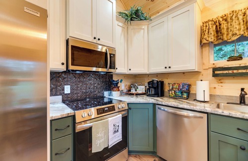 Williamstown Cabin | Serene Kentucky Cabin w/Fireplace + Fire Pit!