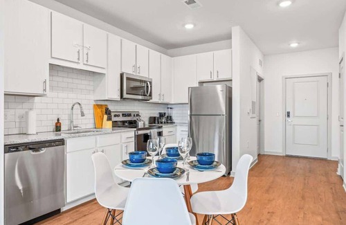 Lake Buena Vista Apartment | Serene King Escape + Pet Friendly w/Pool + Gym