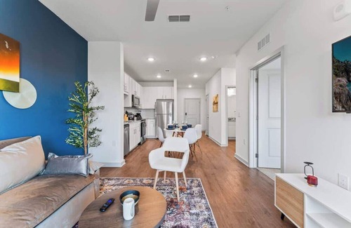 Lake Buena Vista Apartment | Serene King Escape + Pet Friendly w/Pool + Gym