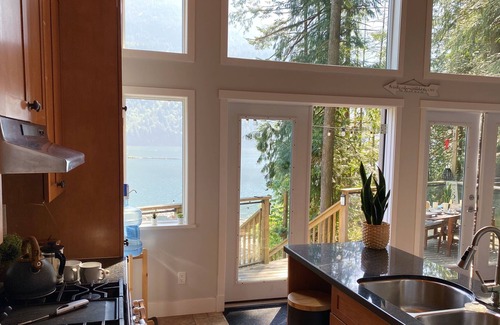 Harrison Hot Springs Cabin | Serene Lakeside Cabin: 2BR + Loft on Harrison