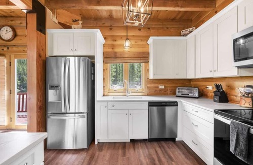 Saint Mary's Cabin | Serene Lakefront Cabin-St Mary's Glacier-Hot Tub