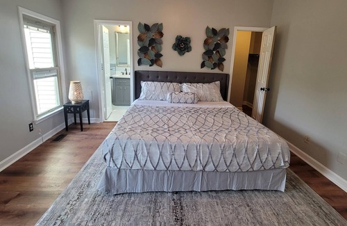 Calverton House | Serene, luxurious & cozy townhome with gym in quiet neighborhood near amenities!