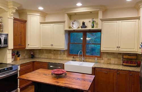 Murphy Cabin | Serene Luxury Mountain Cabin l Hot Tub, Stunning Views & Designer Comforts