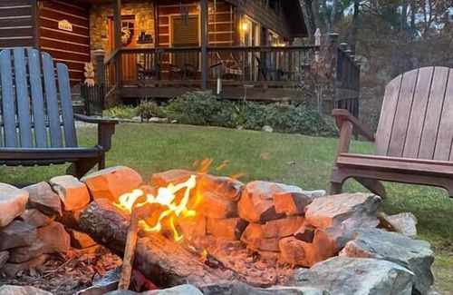 Murphy Cabin | Serene Luxury Mountain Cabin l Hot Tub, Stunning Views & Designer Comforts