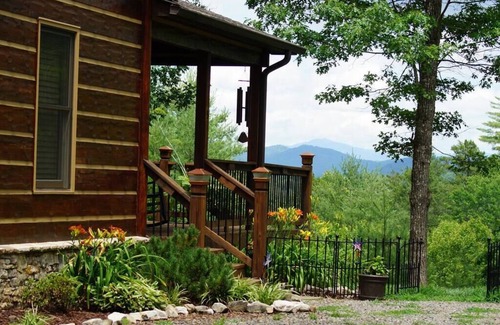 Murphy Cabin | Serene Luxury Mountain Cabin l Hot Tub, Stunning Views & Designer Comforts