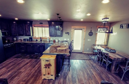 Duck Creek Village Cabin | SERENE MEADOWn3bdrm BEAUTIFUL/RELAXING CABIN RIGHT IN THE MEADOW OF DUCKCREEK.