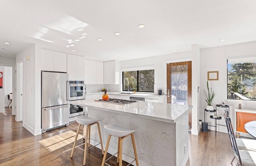 Fauntleroy House | Serene Mid-Century Escape –Sauna + Stunning Spaces | Easy Seattle FIFA World Cup