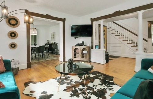 Belton House | Serene Modern Stylish 3BR Home King Beds