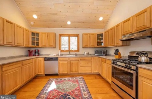 Oakland House | Serene Mountain Escape: Hot Tub, Foosball, Views
