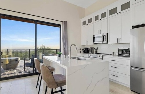 East Mesa House | Serene Mountain Retreat: Luxury Guest House with Stunning Views