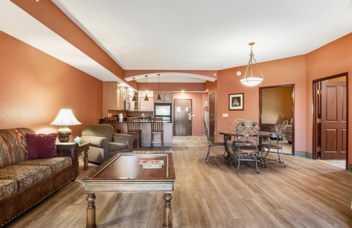 Wisconsin Dells Apartment | Serene river-view condo with in-room jetted tub & two fireplaces