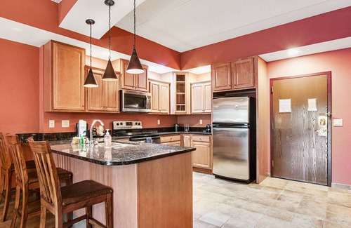Wisconsin Dells Apartment | Serene river-view condo with in-room jetted tub & two fireplaces