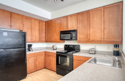 San Jose Apartment | Serene San Jose 2BR w/Gym, W/D & Pool, walk to Caltrain, by Blueground