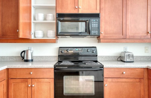 San Jose Apartment | Serene San Jose 2BR w/Gym, W/D & Pool, walk to Caltrain, by Blueground