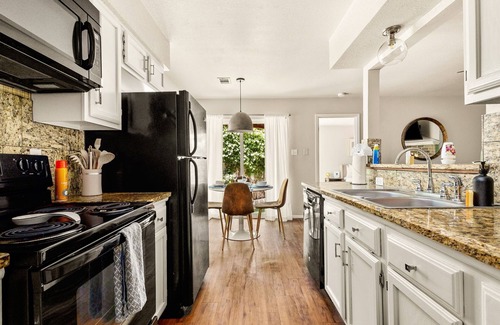 South Congress Apartment | Serene SoCo Escape — Walk to Cafes + Free Parking/In-Unit Laundry!